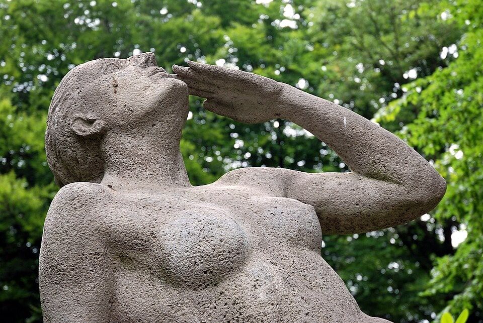Skulptur am Grabmal der Familie Klönne auf Ostfriedhof Dortmund
